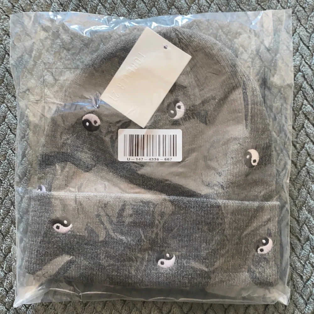 Brand New Unopened Grey/Gray Yin Yang Beanie - one size fits all - Picture 1 of 2